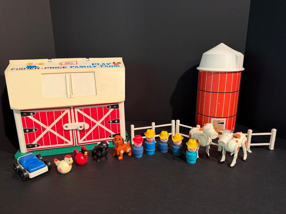 Vintage Fisher-Price Play Family Farm #915 Playset Barn, Silo, Animals Moo Sound